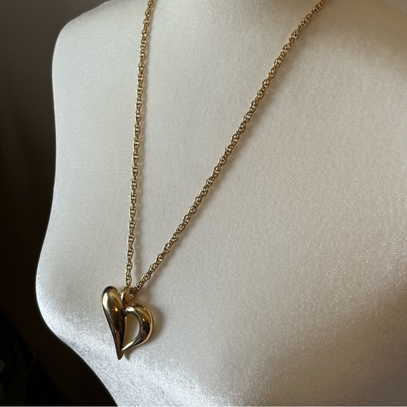 Vintage Monet Gold Tone Heart Pendant Necklace - Picture 3 of 9
